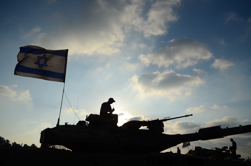 חייל על טנק בשקיעה ודגל ישראל, צילום ספיר ברונזברג לוי